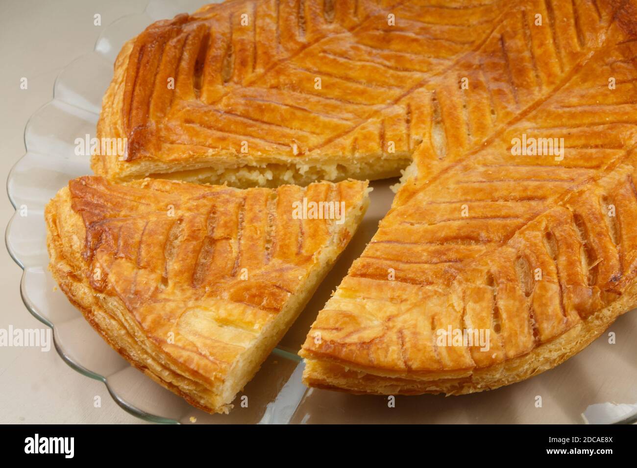 Roi de France avec un morceau de gâteau coupé Banque D'Images