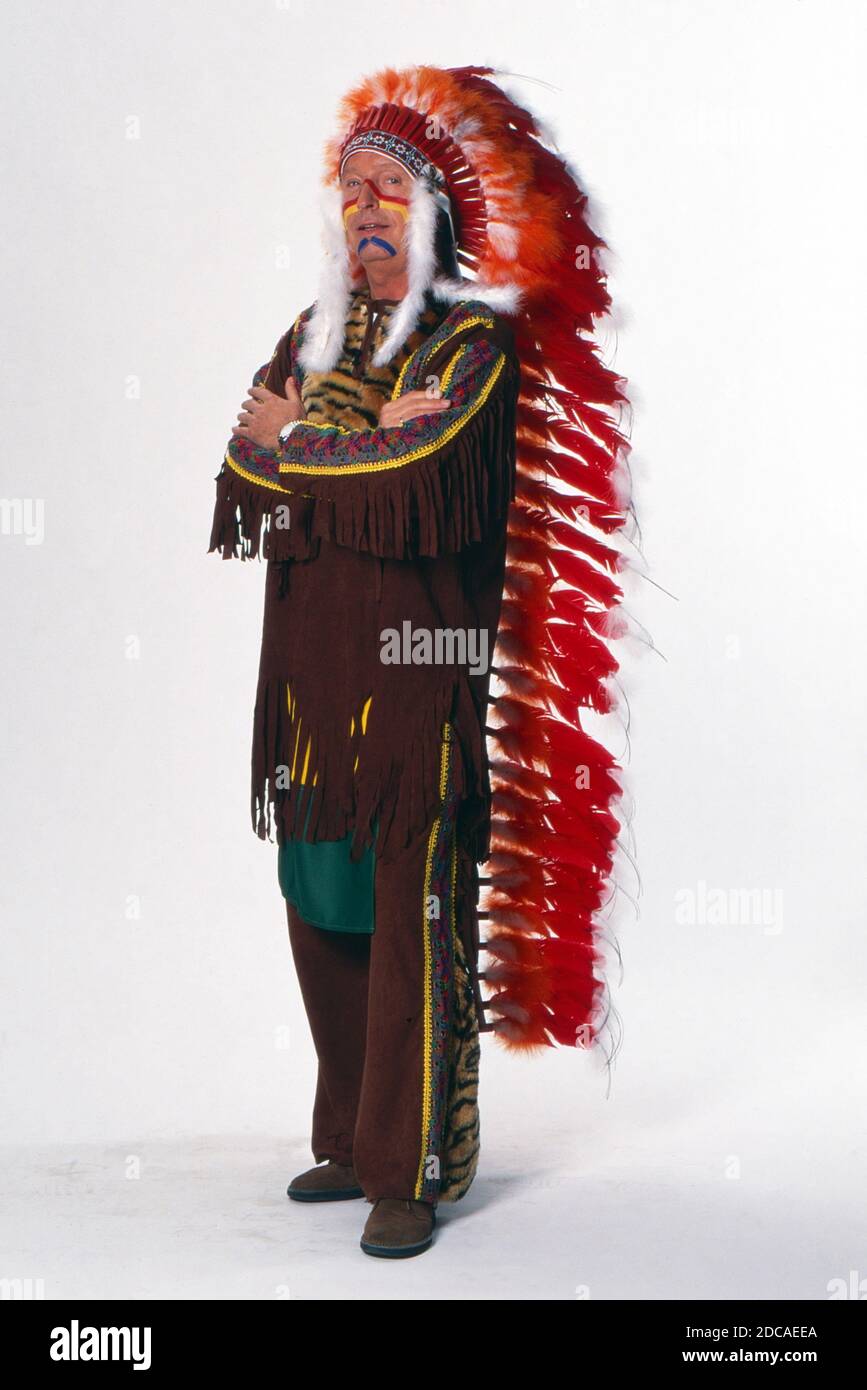 Werner Schulze Erdel im Karnevalskostüm als Indianerhäuptling im Fotostudio von RTL in Köln, Deutschland UM 1995. Banque D'Images
