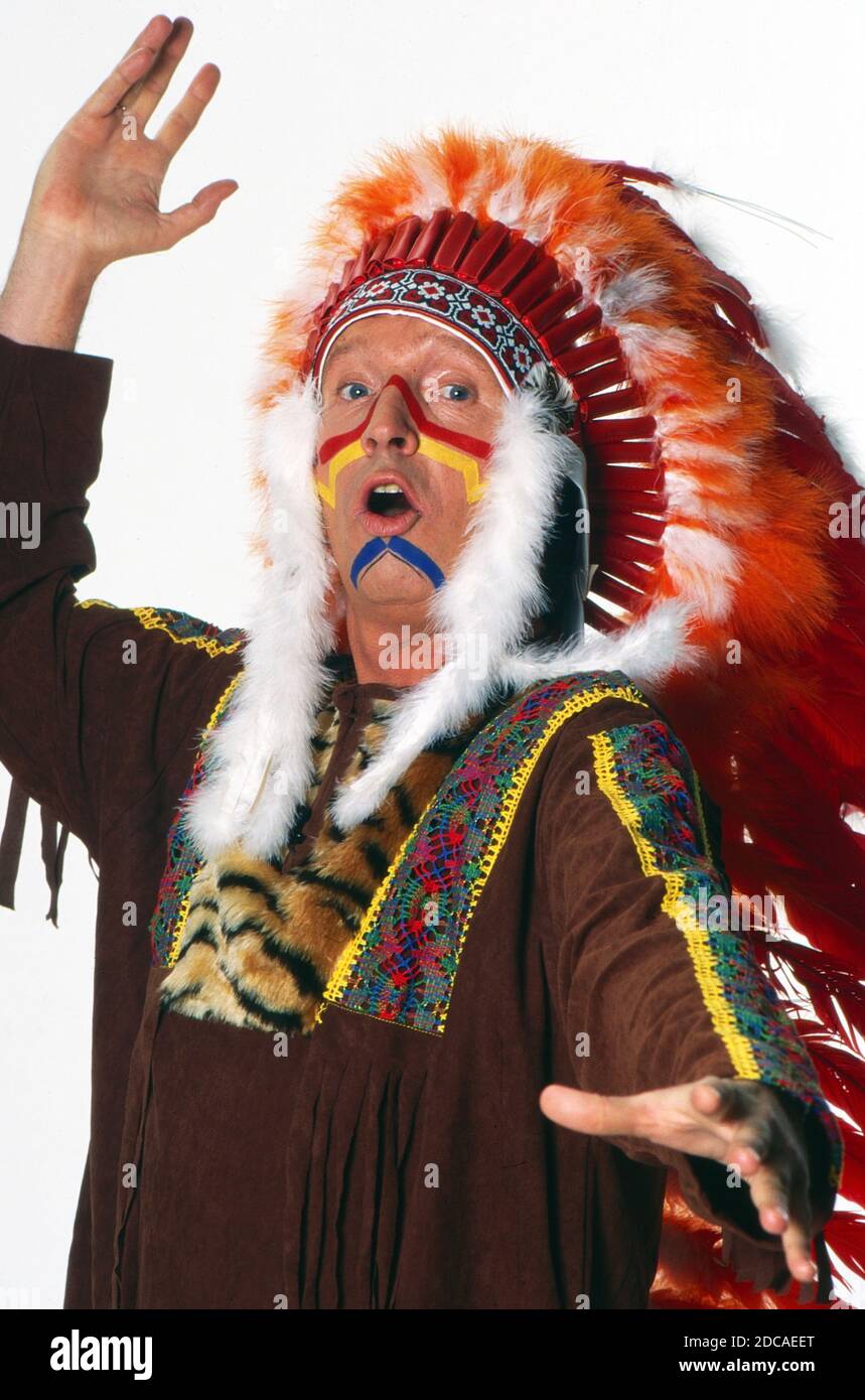 Werner Schulze Erdel im Karnevalskostüm als Indianerhäuptling im Fotostudio von RTL in Köln, Deutschland UM 1995. Banque D'Images