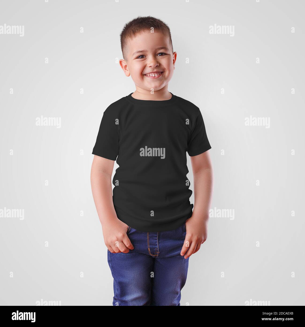 Modèle de t-shirt noir puérile sur garçon souriant, vêtements blancs pour  enfants pour la présentation de conception, modèle, pour la publicité dans  un magasin en ligne. Une maquette d'élégance Photo Stock -