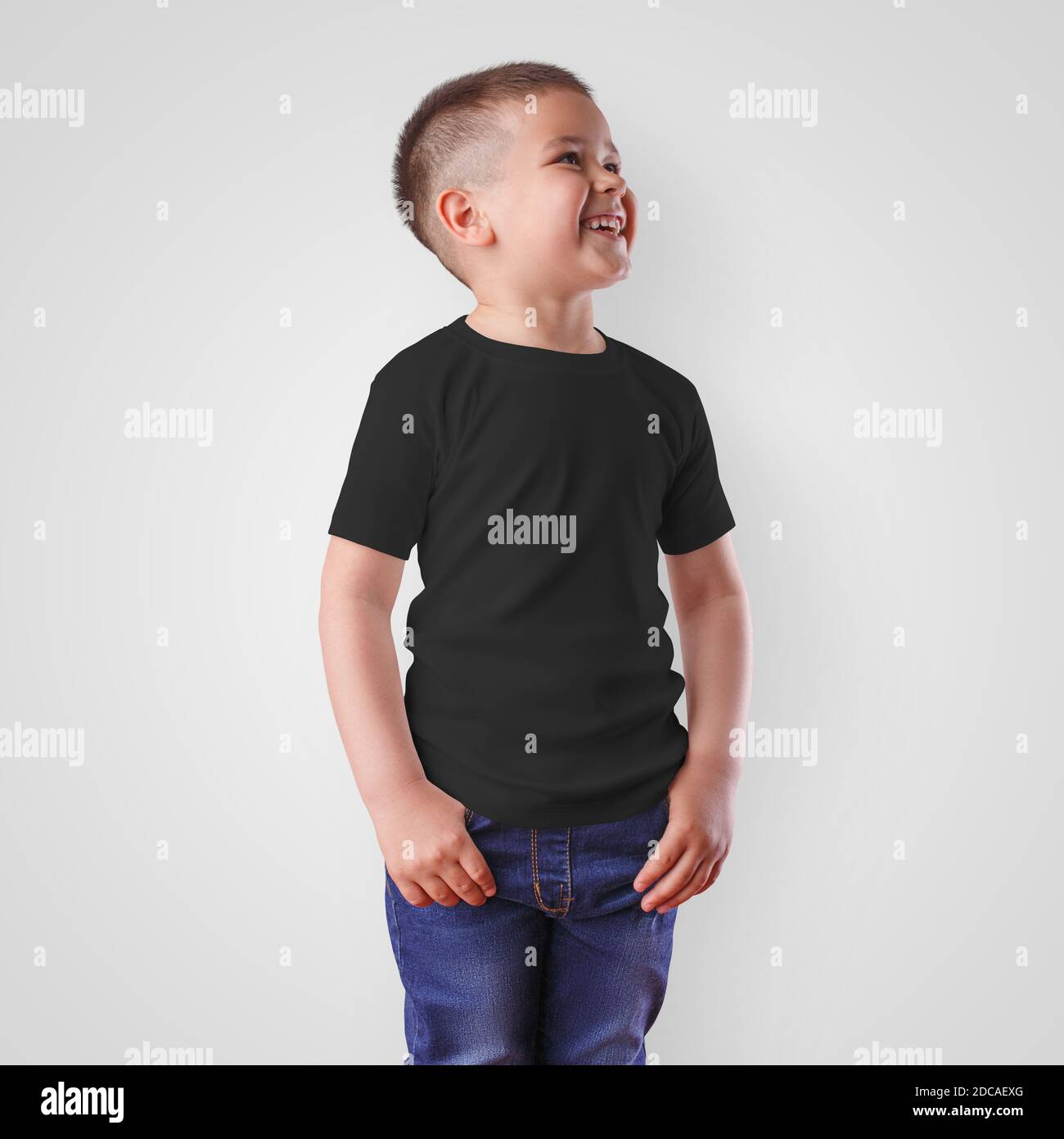 Maquette de t-shirt noir pour enfants sur un garçon en jeans bleus, enfant  mignon en vêtements vierges pour la présentation du design, motif. Modèle  de vêtements tendance pour enfants Photo Stock -