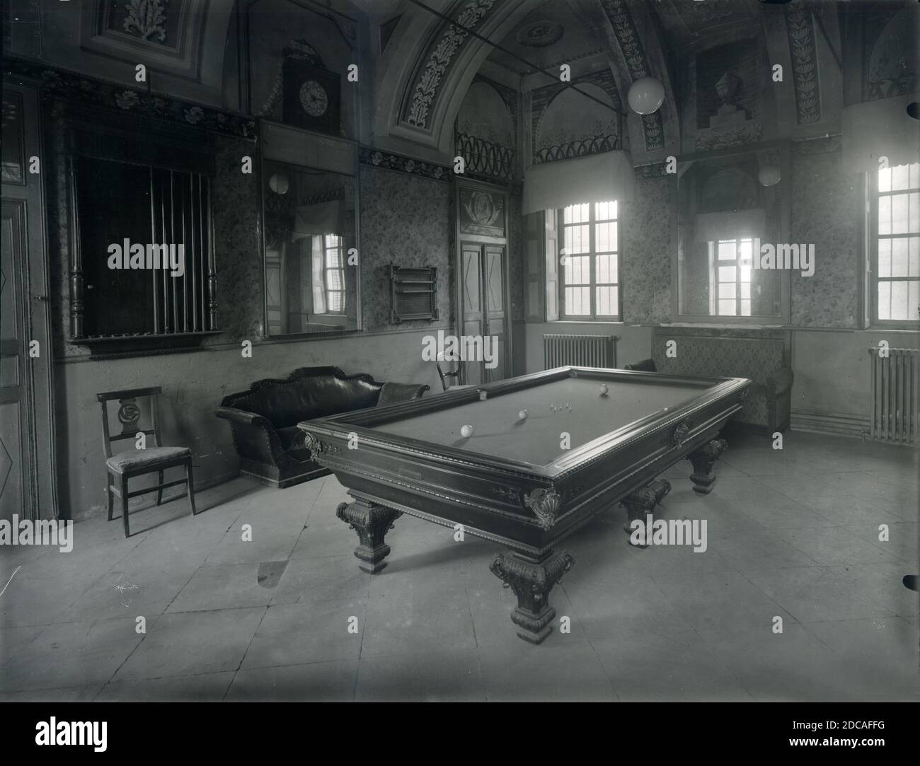 1930 - 40. Fiat - Ansaldo usine de gros moteurs. Salle de détente. Table de billard. Turin, Italie Banque D'Images