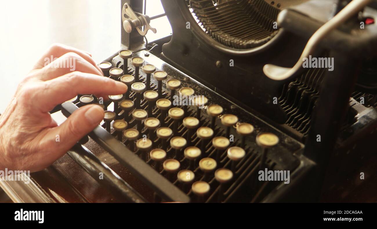 écrire avec une vieille machine à écrire Banque D'Images