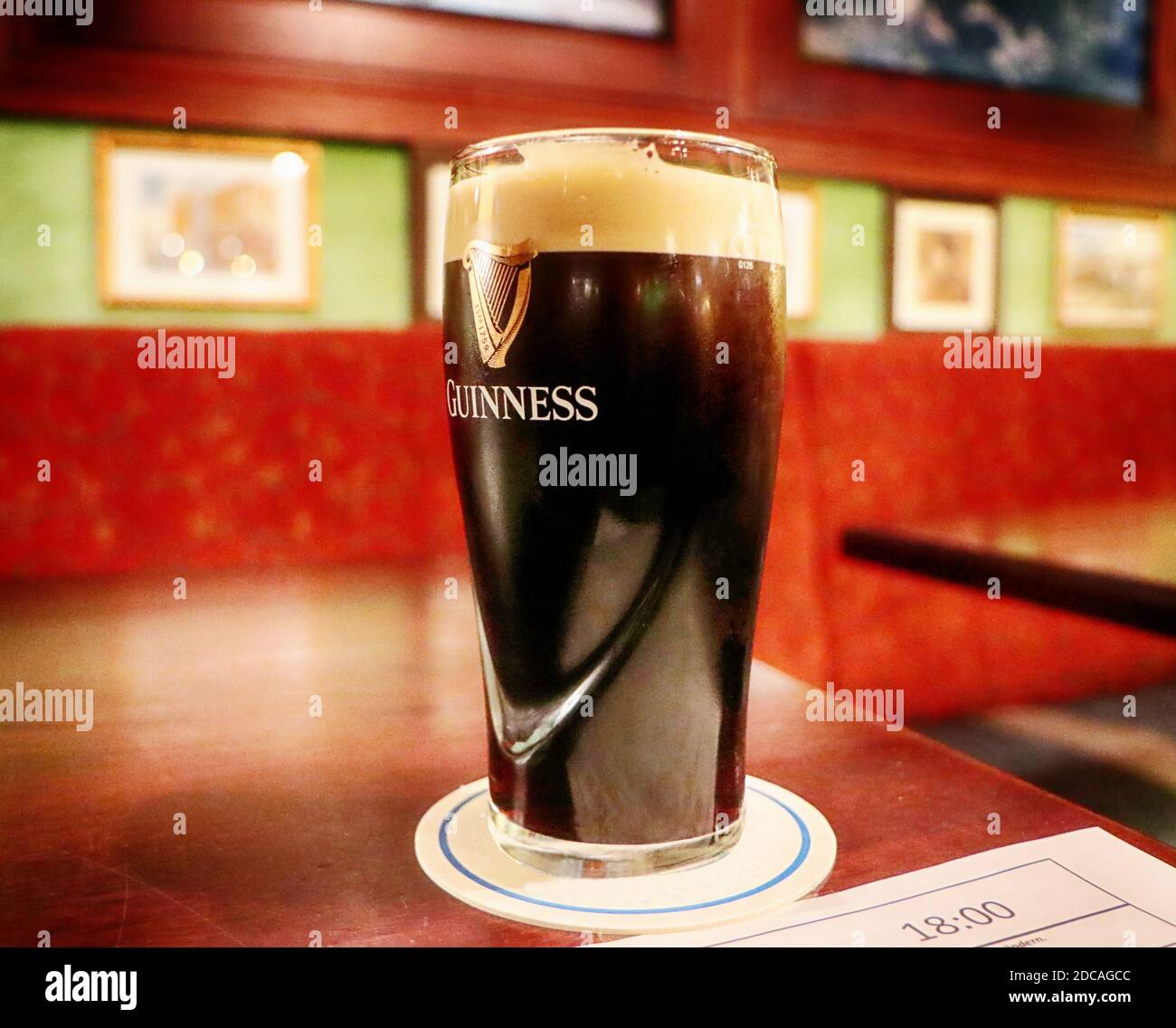 MUNICH, ALLEMAGNE - bière Guinnes servie froide au pub irlandais Banque D'Images
