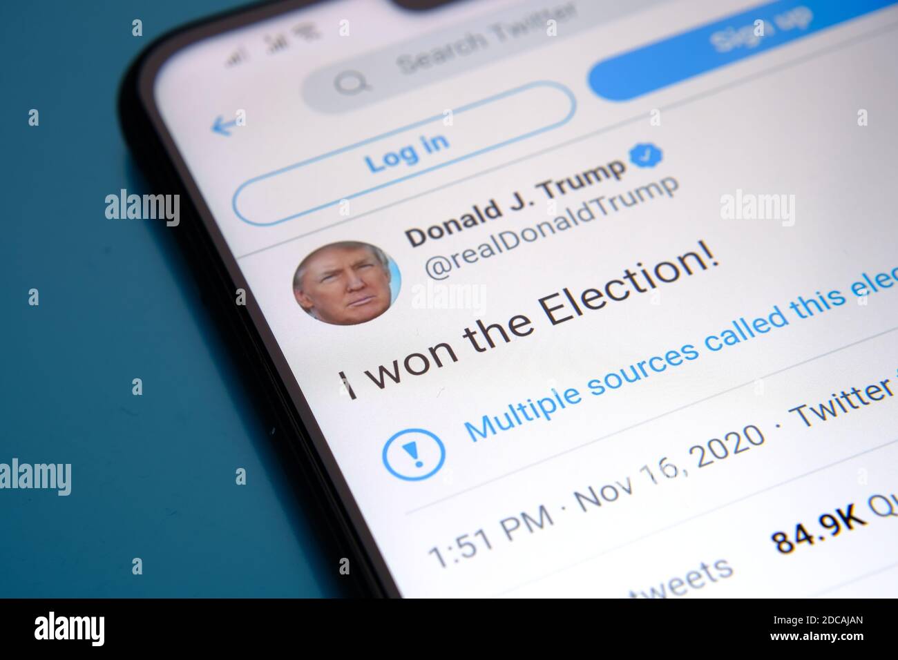 Twitter a qualifié le tweet officiel de Donald Trump « J'AI GAGNÉ L'ÉLECTION » de « défait ». La page s'affiche sur l'écran du smartphone. Concept. Mise au point sélective Banque D'Images