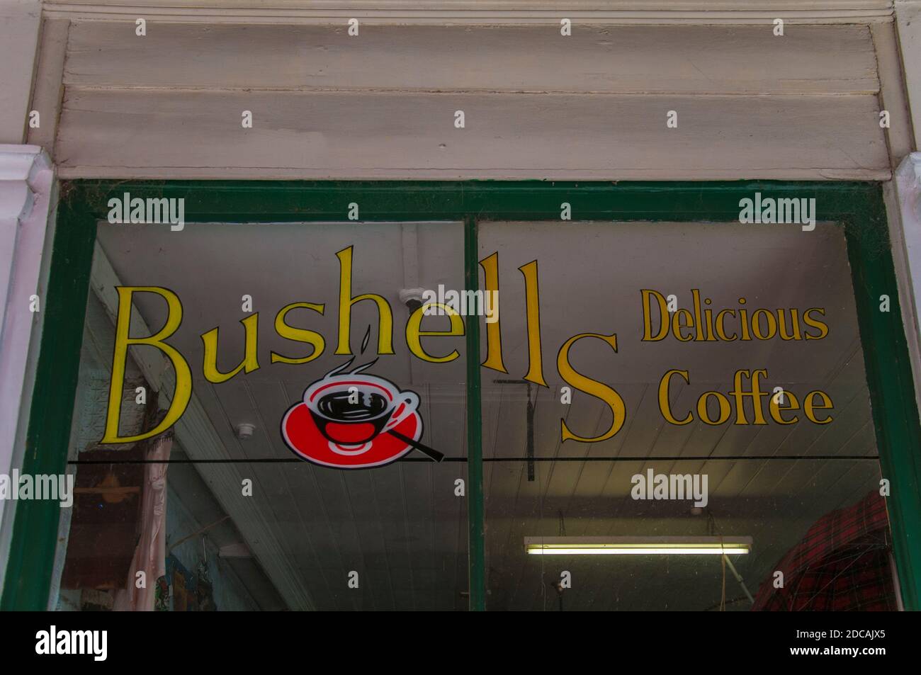 Un magasin historique à Inglewood, dans le centre de Victoria, en Australie, où les fenêtres portent encore des marques il y a une génération. Banque D'Images