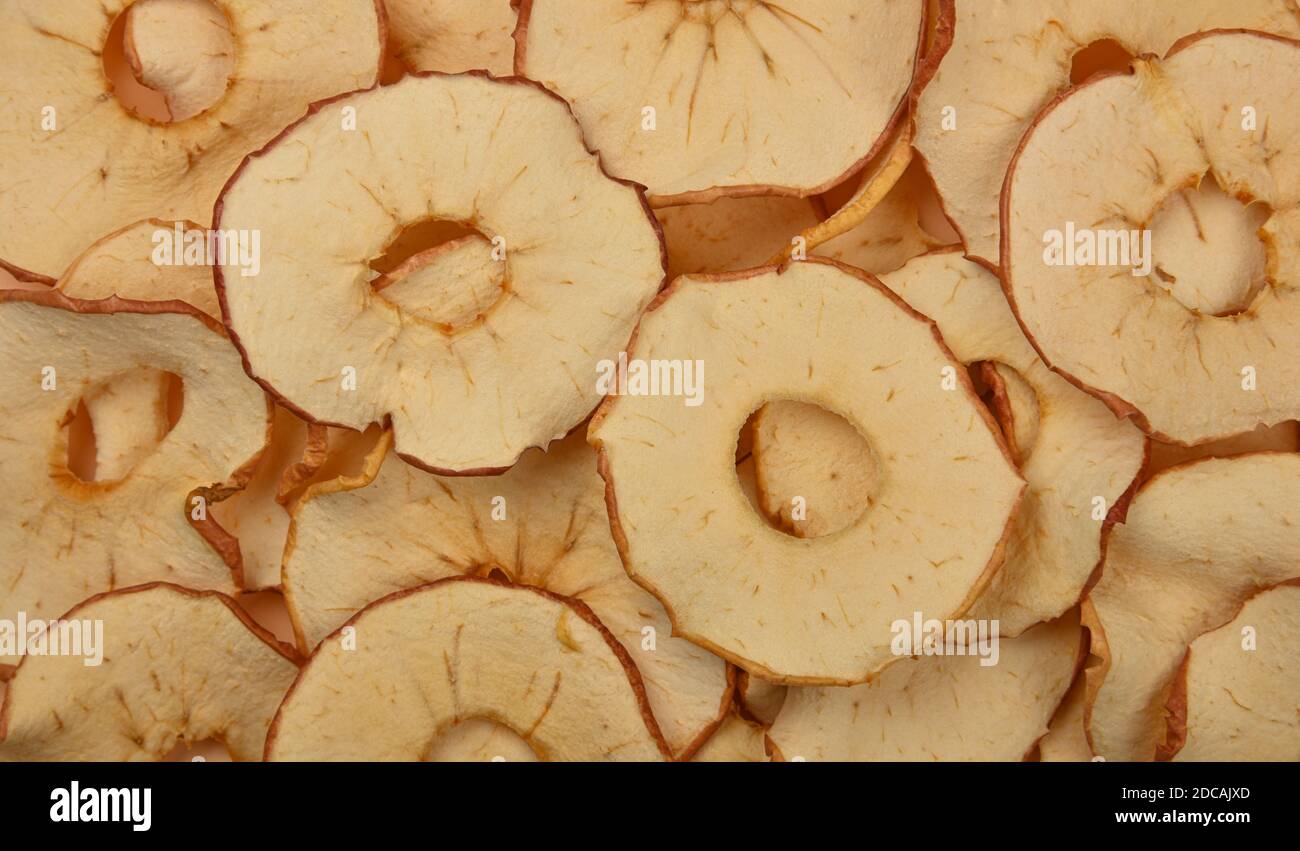 Gros plan de nombreux chips de pommes croustillantes séchées sur l'exposition de détail, vue du dessus en hauteur, directement au-dessus Banque D'Images