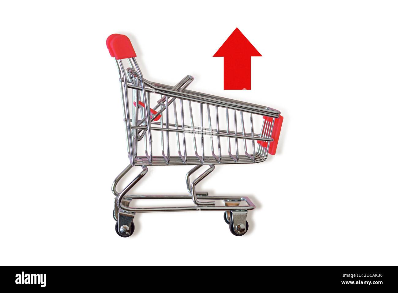 Panier avec flèche rouge vers le haut sur fond blanc - Concept de retrait du panier Banque D'Images