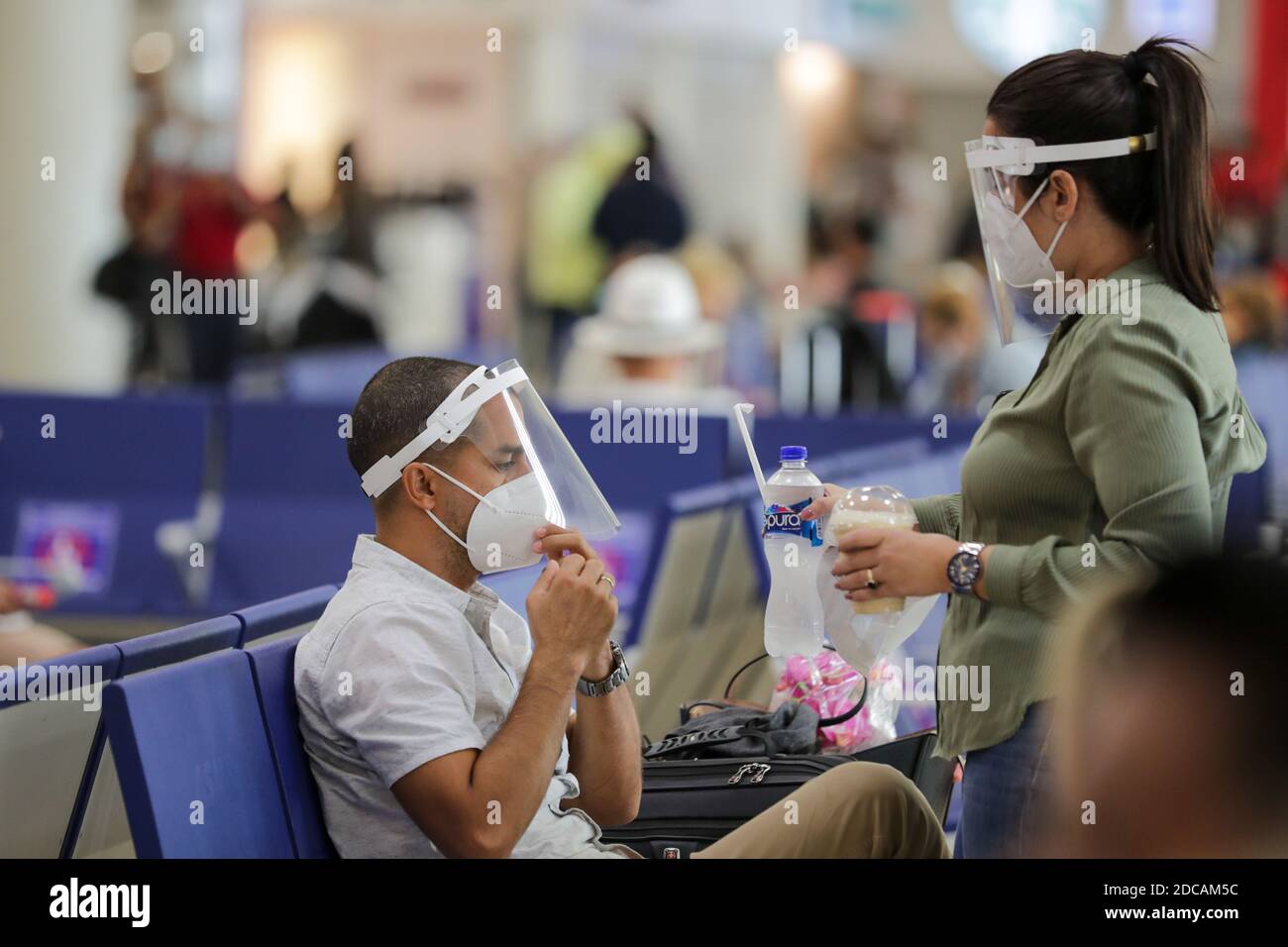 Non exclusif: CANCUN, MEXIQUE - NOVEMBRE 19: Une personne porte un masque de protection pendant qu'elle attend de monter à bord de l'avion à l'aéroport international de Cancun le novembre Banque D'Images