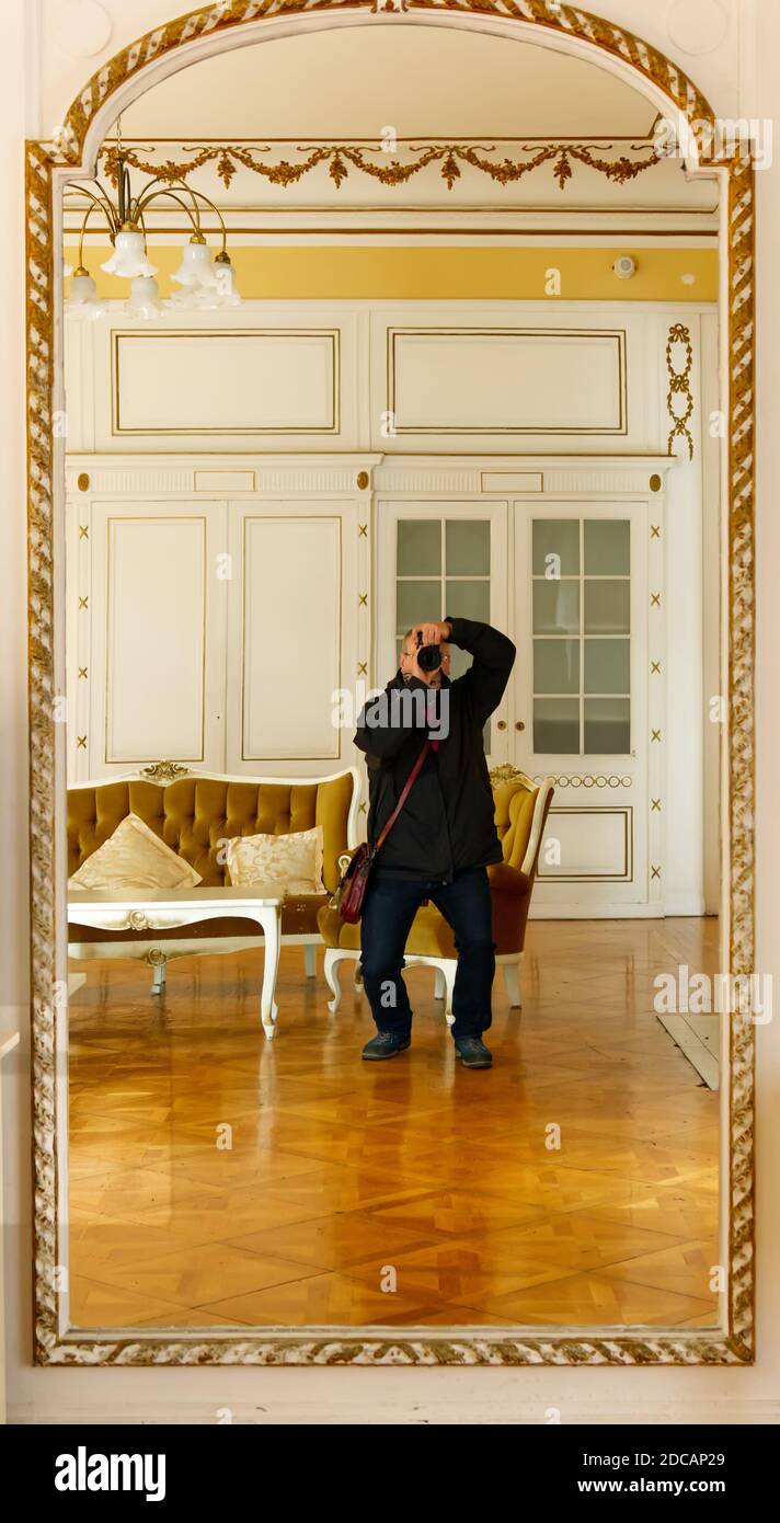 Faire le selfie dans un grand miroir de palais Photo Stock - Alamy