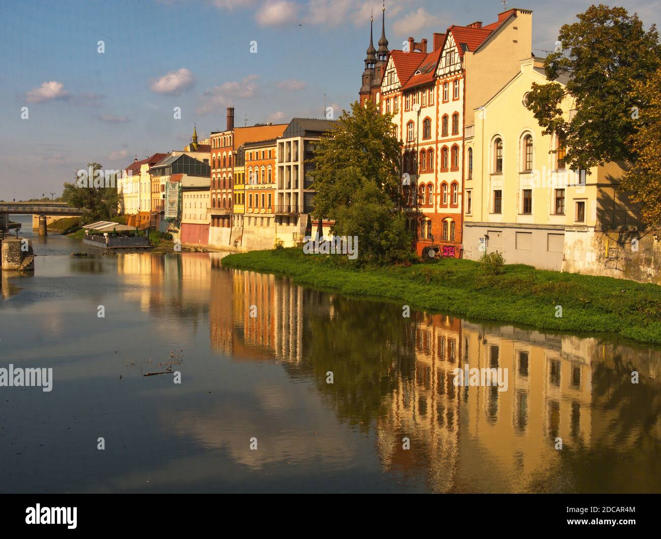 Vue sur un canal de Mlynowka à Opole. Banque D'Images