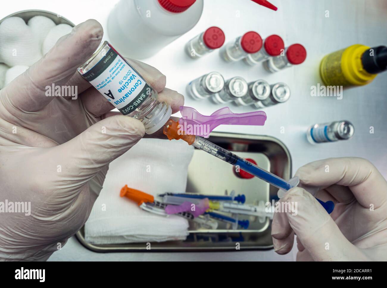 L'infirmière dessine avec une seringue de vaccin Covid-19 à haute efficacité à partir d'une image conceptuelle de laboratoire spécifique Banque D'Images