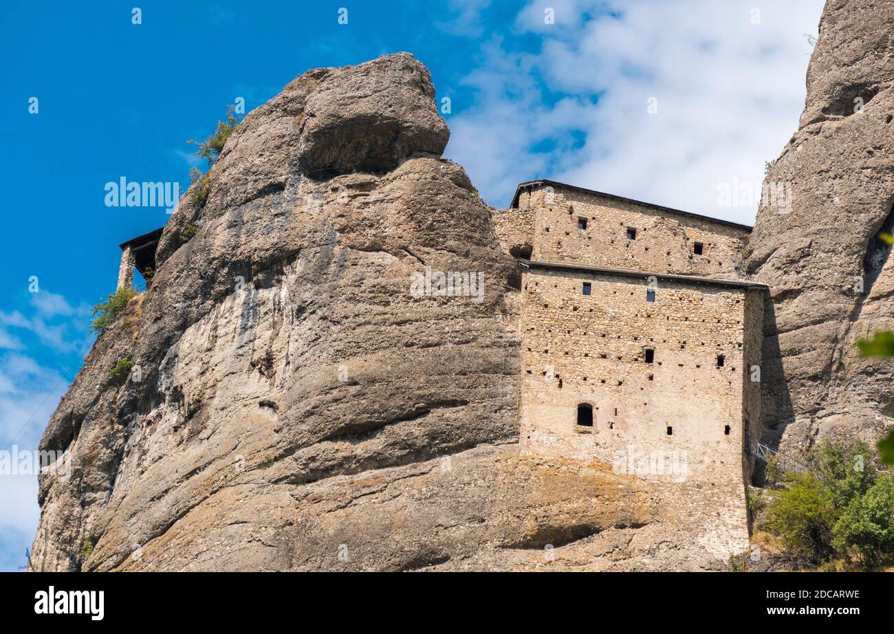 L'ancienne forteresse appelée Castello della Pietra construite au XIIe siècle et située près de Vobbia (province de Gênes, Ligurie, Italie) Banque D'Images