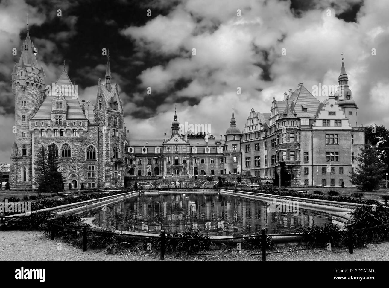 Château de Moszna avec ciel spectaculaire derrière en noir et blanc photographie. Banque D'Images