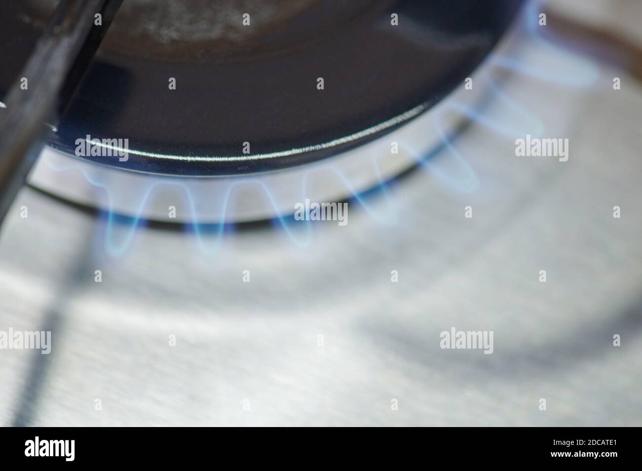 Gaz brûlé sur la cuisinière vue rapprochée. Macro de feu de gaz Banque D'Images