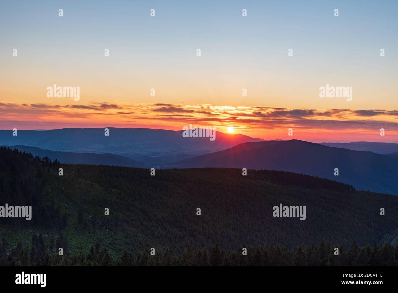 Magnifique coucher de soleil avec un ciel coloré depuis la colline de Dlouhe Les montagnes jéeniky en République tchèque Banque D'Images