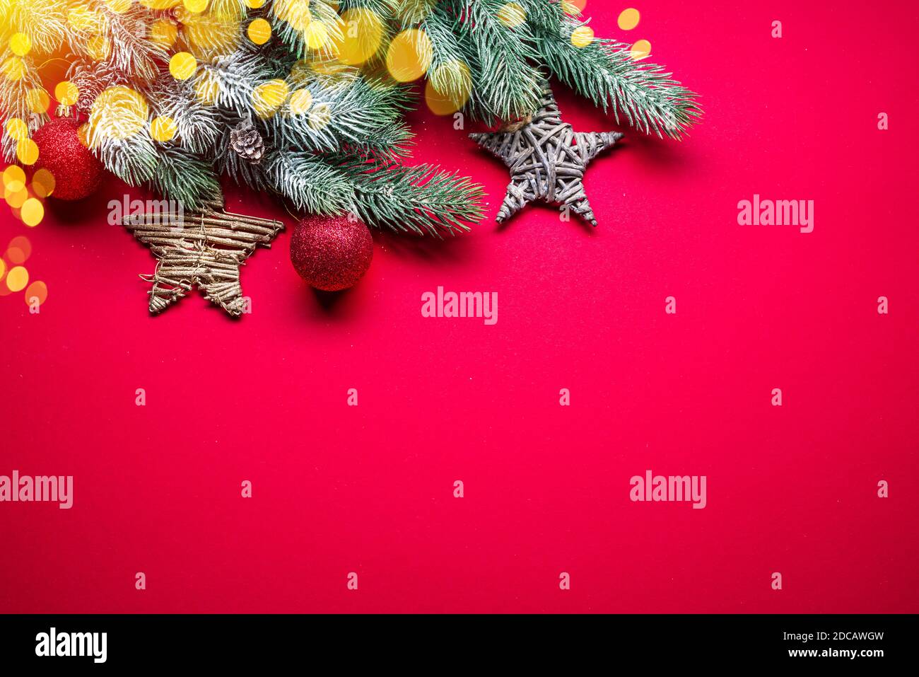 Fond rouge du nouvel an ou de Noël avec branches de sapin et décor de Noël. Vue de dessus. Banque D'Images