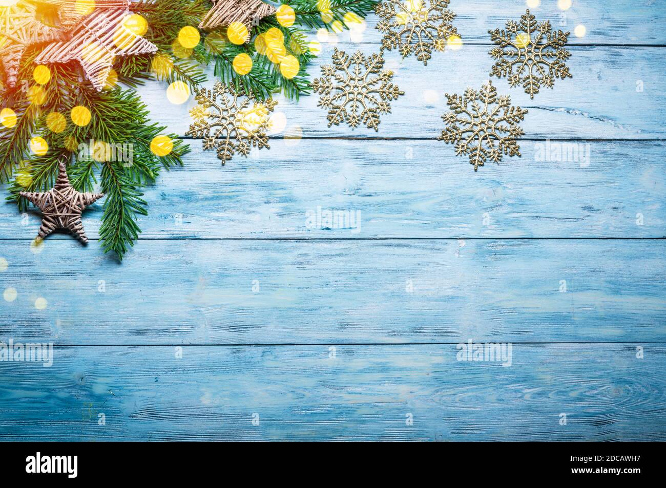 Fond en bois bleu avec décoration de noël. Noël ou nouvel an. Vue de dessus. Banque D'Images