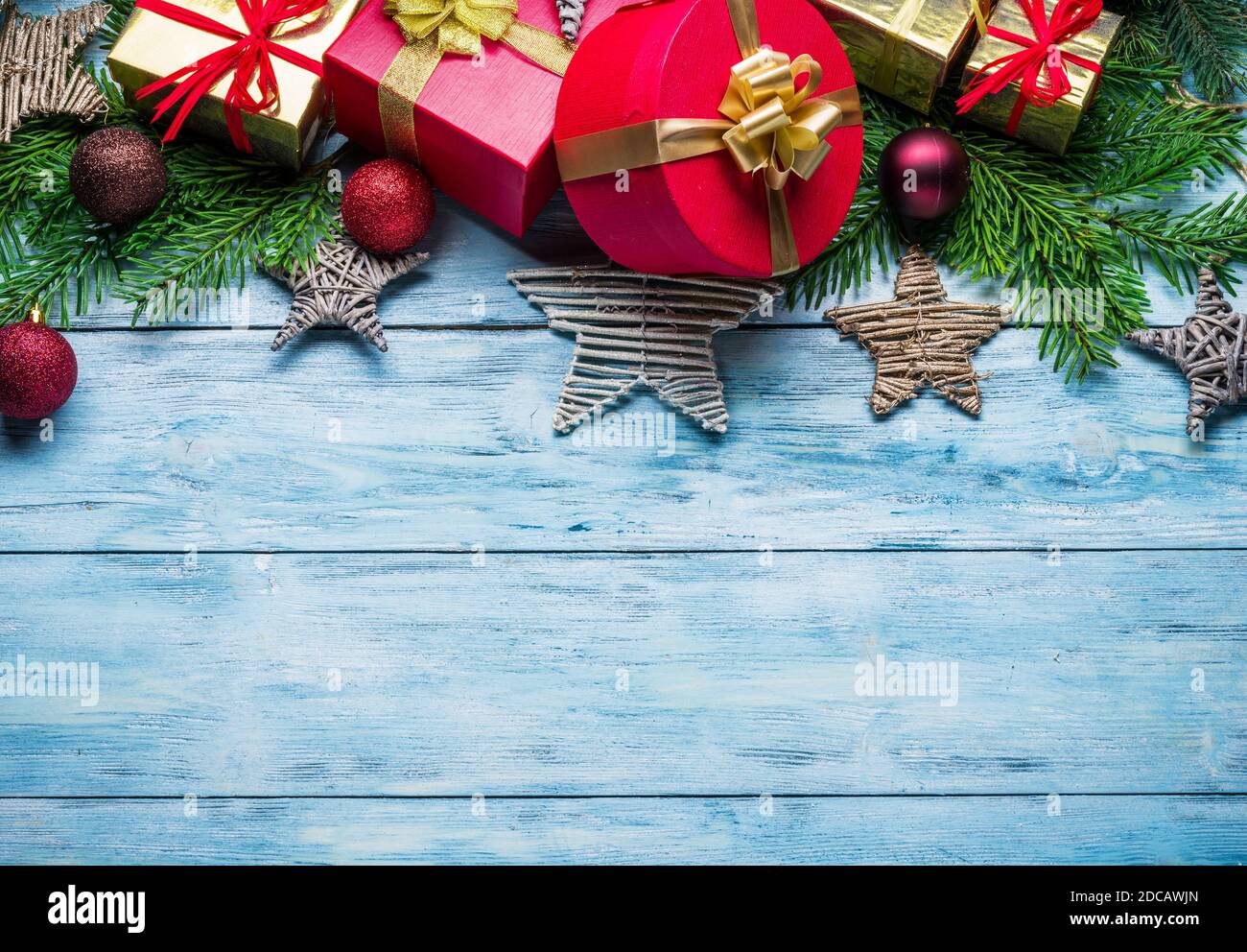 Fond bleu en bois, décor de noël, boîtes cadeaux. Noël ou nouvel an. Vue de dessus. Banque D'Images