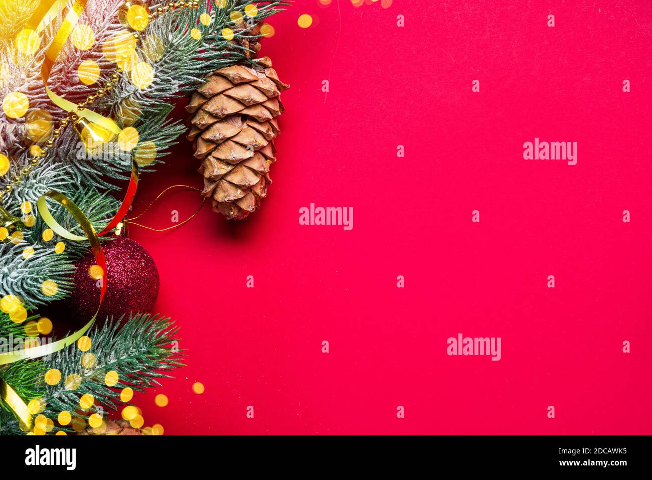 Décor de Noël ou de nouvel an rouge avec branche de sapin et décoration de noël. Vue de dessus. Banque D'Images