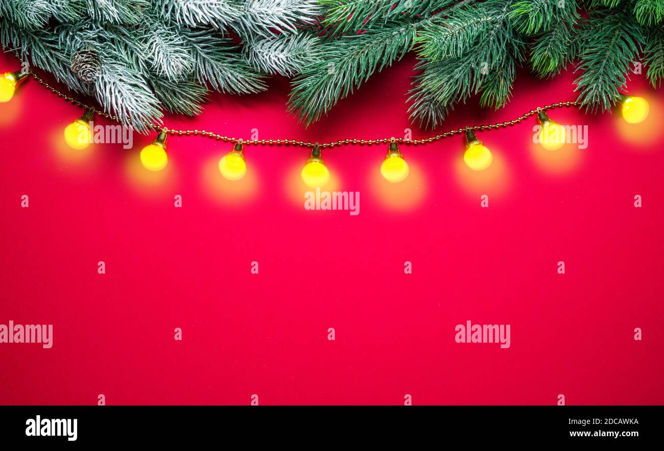 Décor de Noël ou de nouvel an rouge avec branche de sapin et décoration de noël. Vue de dessus. Banque D'Images