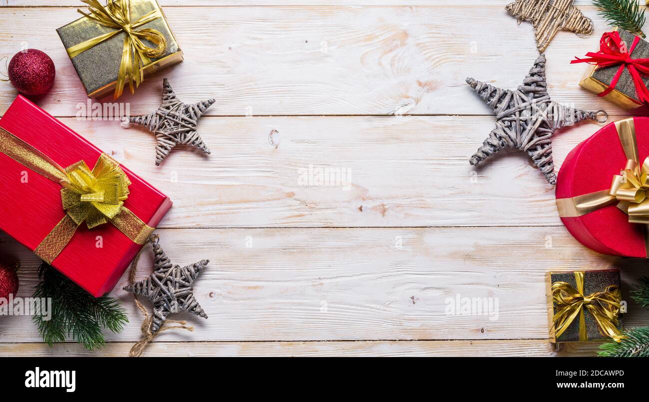 Décoration de Noël et boîtes cadeaux sur la table en bois. Noël ou nouvel an. Vue de dessus. Banque D'Images