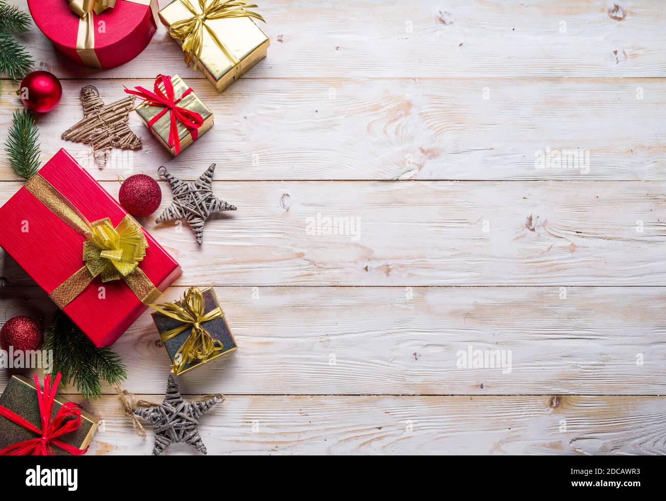Décoration de Noël et boîtes cadeaux sur la table en bois. Noël ou nouvel an. Vue de dessus. Banque D'Images
