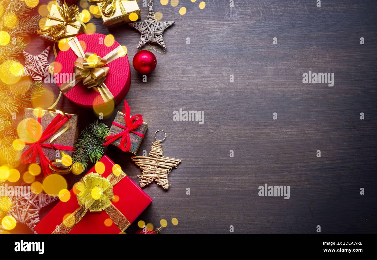 Décoration de Noël, boîtes cadeaux et lumières floues sur table en bois sombre. Noël ou nouvel an de vacances de fond montre la magie de Noël holida Banque D'Images