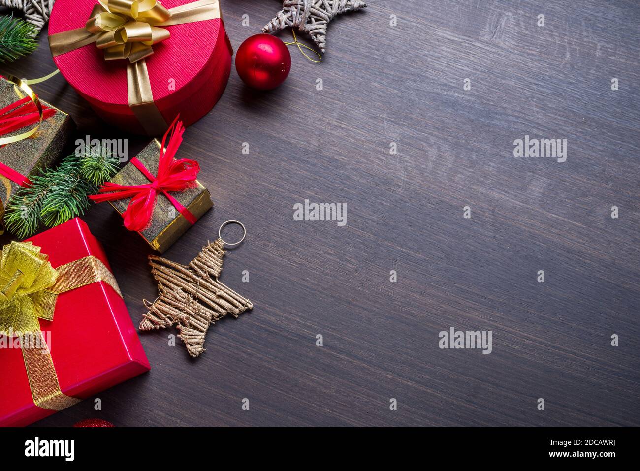 Décoration de Noël et boîtes cadeaux sur table en bois sombre. Le fond de Noël ou de vacances du nouvel an montre la magie des vacances de Noël. Vue de dessus. Banque D'Images