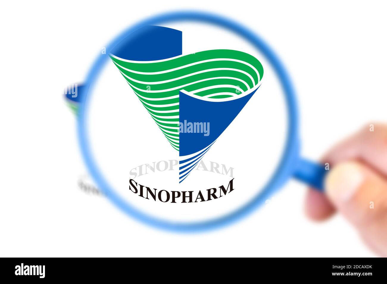 Benon, France - 20 novembre 2020 : logotype de laboratoire de recherche  Sinopharm agrandi d'une loupe.ce laboratoire a développé un agai de vaccin  Photo Stock - Alamy
