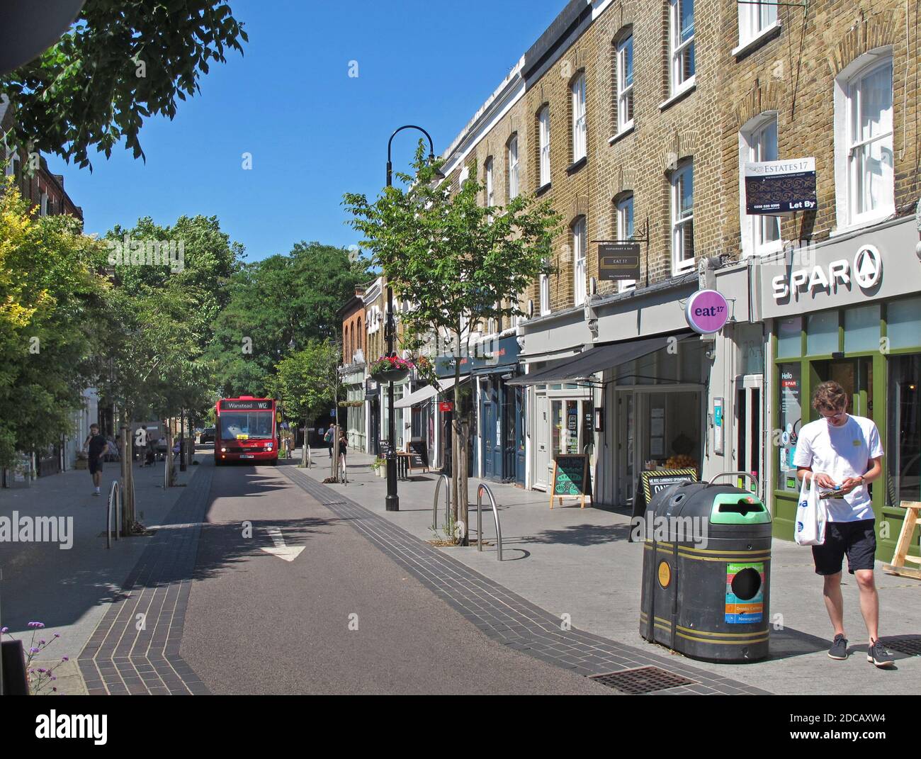Orford Road, Walthamstow, Londres, Royaume-Uni. Rue commerçante récemment piétonne, faisant partie du programme Mini-Holland de Waltham Forest. Des rues plus sûres, moins cycycles Banque D'Images