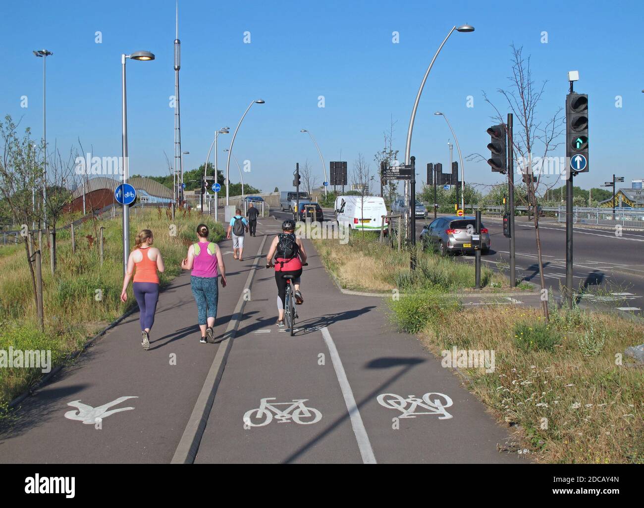 Londres, Royaume-Uni. Les cyclistes utilisent la nouvelle voie à vélo séparée le long de Ruckholt Road, une route très fréquentée, qui fait partie du plan Mini-Holland de Waltham Forest pour des rues plus sûres. Banque D'Images