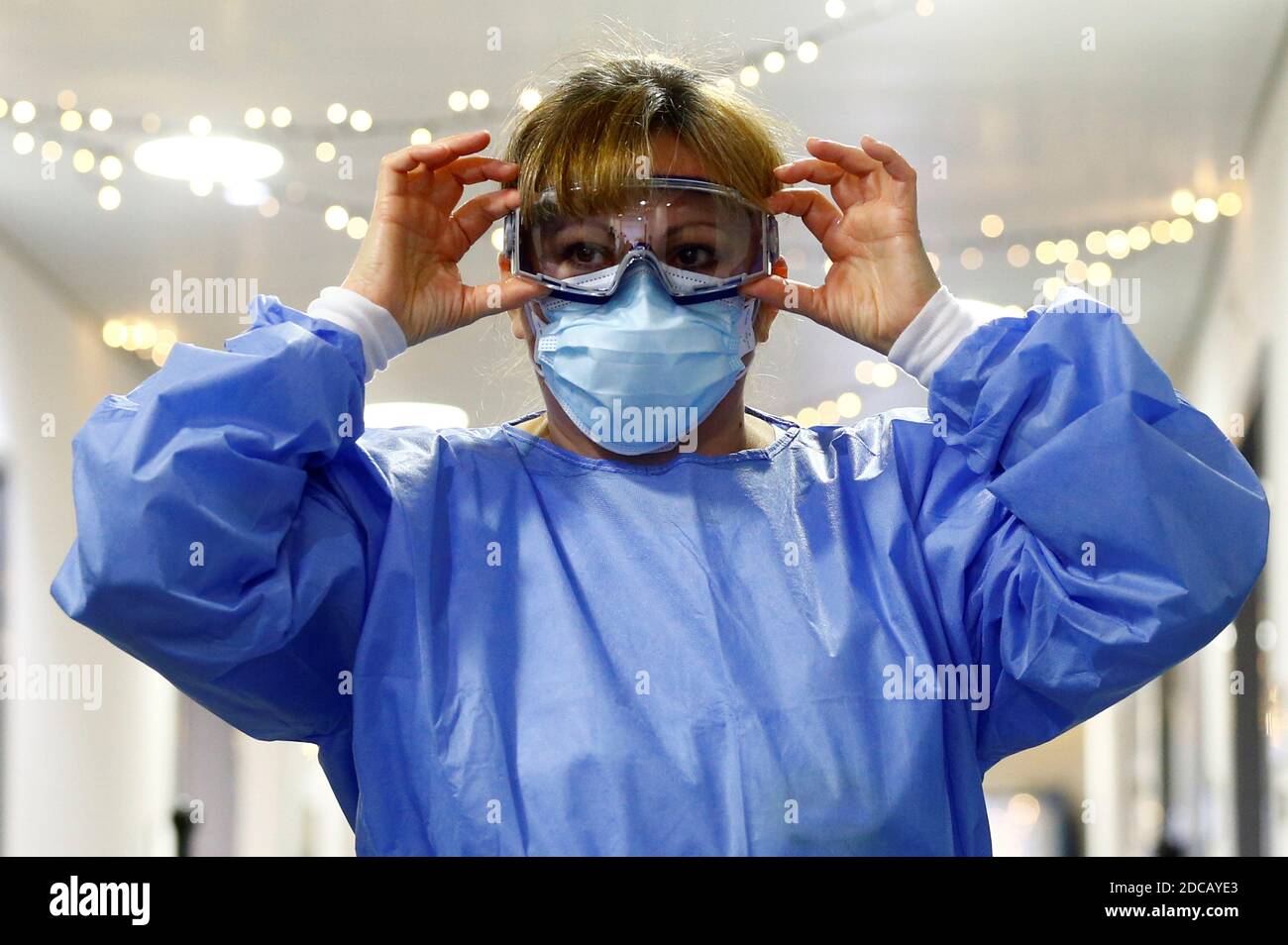 Un membre du personnel de ménage ajuste ses lunettes de protection au  service d'isolement de l'hôpital universitaire de Zurich (USZ), alors que  la propagation du coronavirus (COVID-19) se poursuit, à Zurich, en
