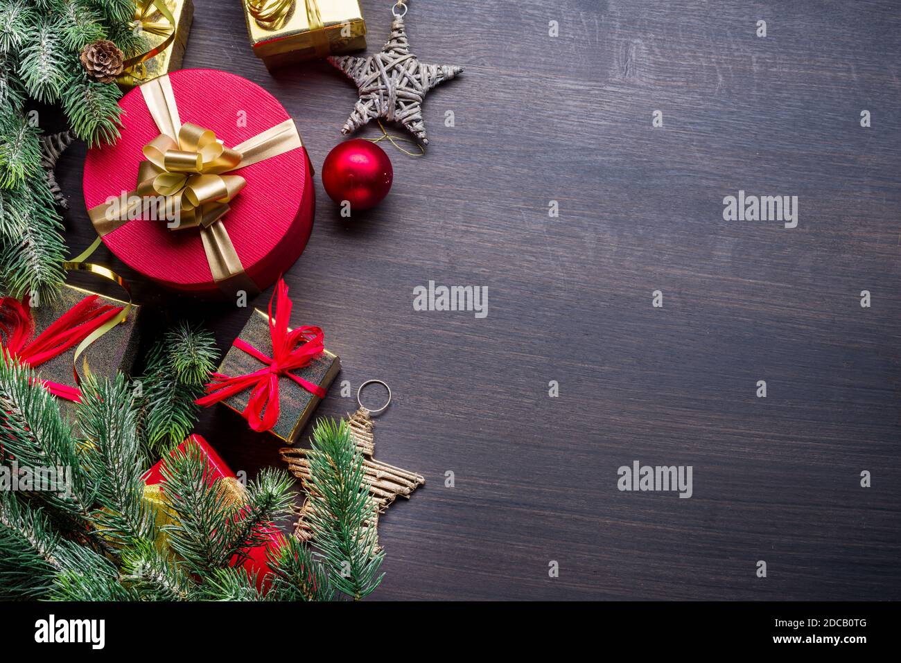 Table en bois sombre avec décoration de noël et boîtes-cadeaux. Arrière-plan des fêtes de Noël ou du nouvel an. Vue de dessus. Banque D'Images