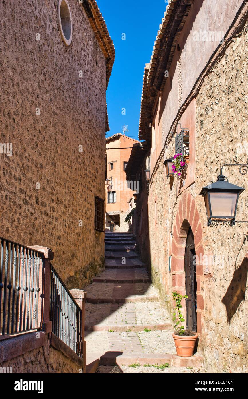 Rue pavée dans la ville médiévale d'Albarracin, Teruel Banque D'Images