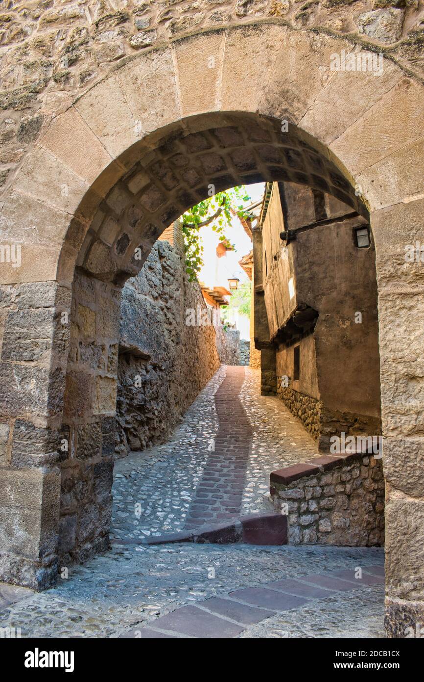 Le portail de Molina, l'arche et les rues médiévales dans la ville d'Albarracin, Teruel Banque D'Images