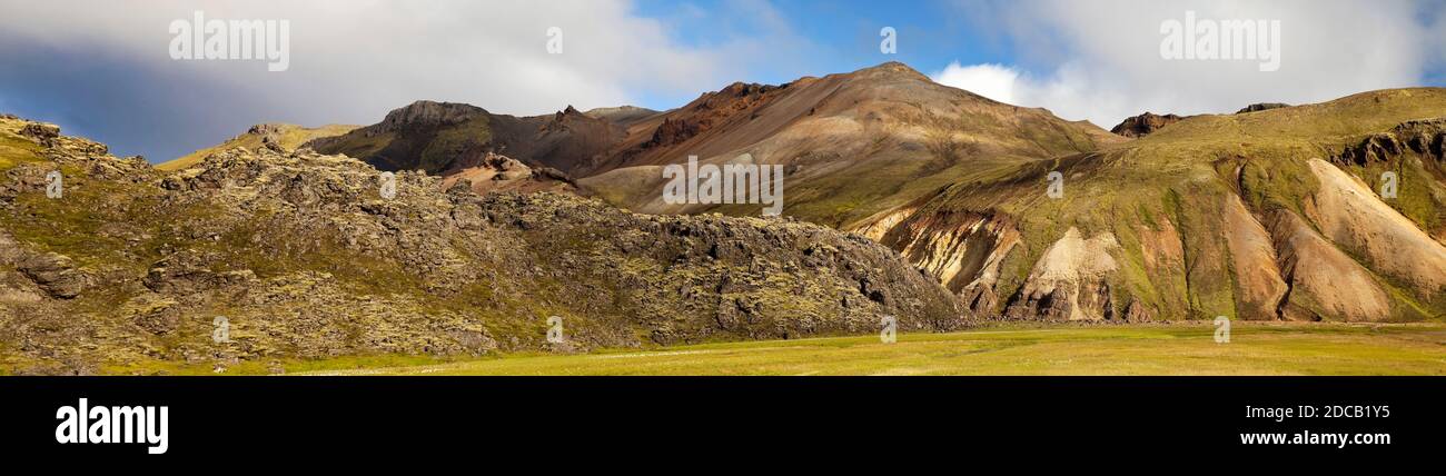 Champ de lave Laugarhraun et montagnes colorées de rhyolite, Islande, Landmannalaugar, parc national de Fjallabak Banque D'Images