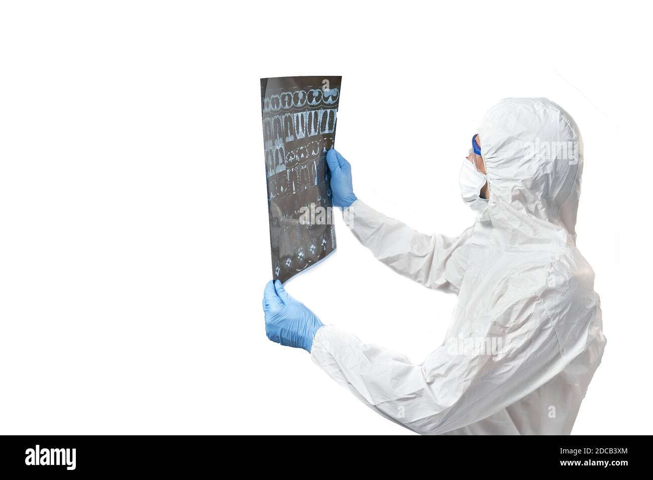 un médecin dans un costume de protection et un masque regarde Les résultats d'une acquisition CT des poumons Banque D'Images