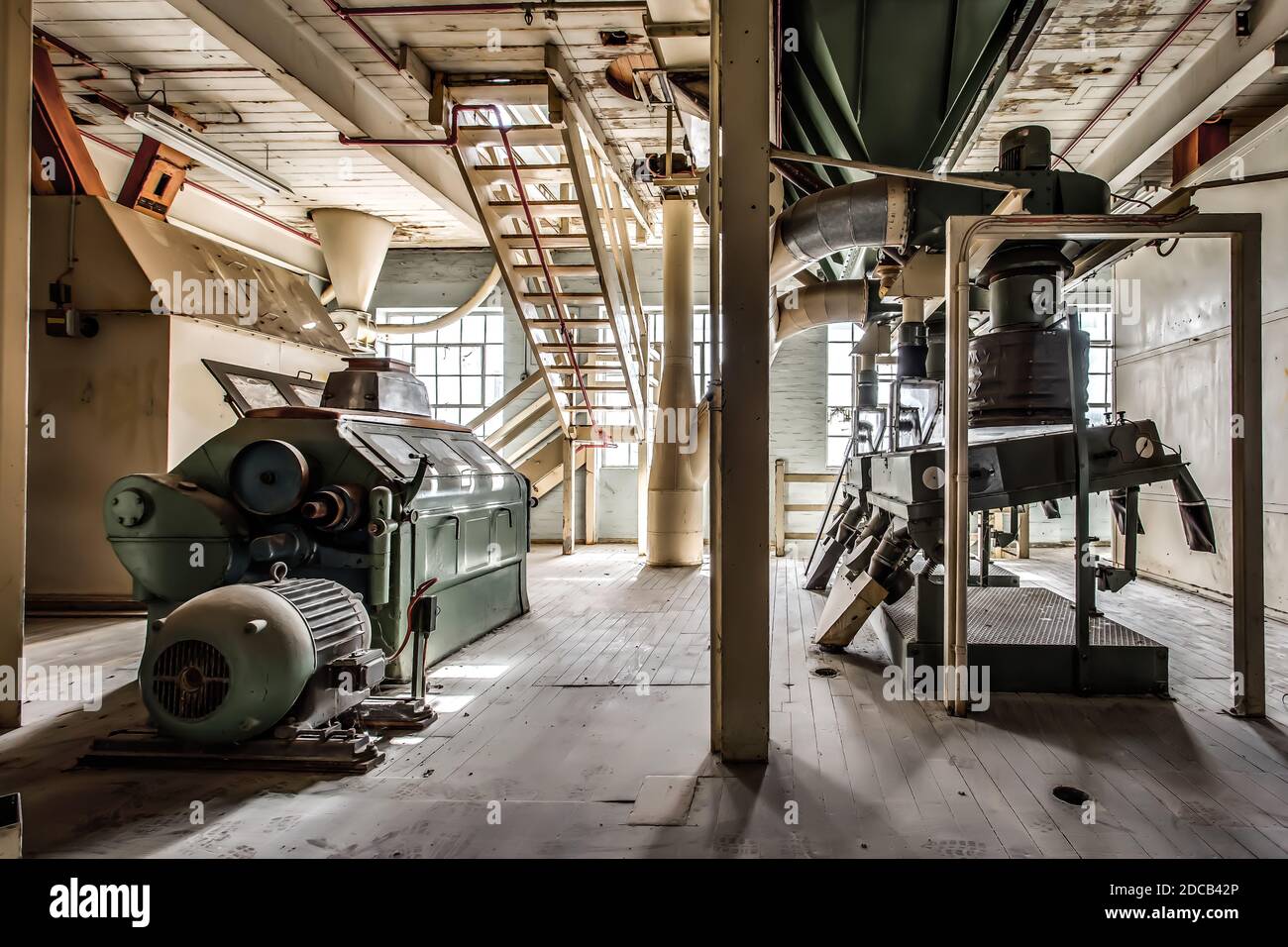 L'ancien entrepôt industriel abandonné et l'espace de fabrication ont démoli Banque D'Images