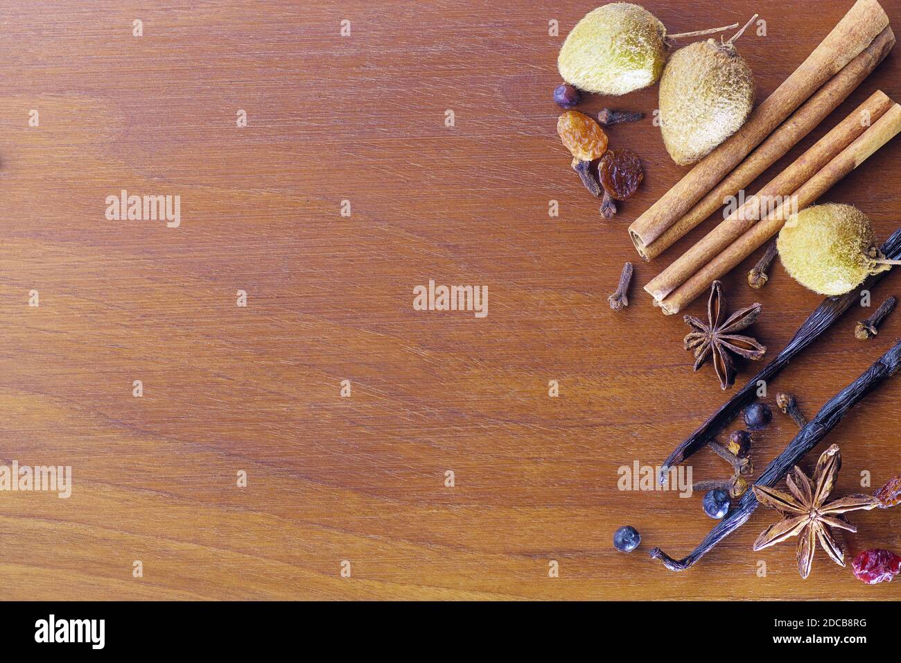 Épices et fruits de Noël, cannelle, anis étoilé, haricots vanille bourbon, clous de girofle, baies de genévrier sur une planche à découper en noyer. Nourriture, épices et Christma Banque D'Images