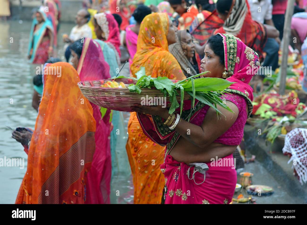 Inde du Nord. 20 novembre 2020. L'occasion propice de Chhath Puja 2020 est célébrée à travers la nation avec la ferveur pleine. Le festival est célébré majestueusement dans le nord de l'Inde. La journée est dédiée à Dieu Soleil (Surya Dev), où les dévotés offrent des prières au seigneur suprême, à son consort Usha et Pratusha (Chathi Maiya) respectivement. Crédit : DIGANTA TALUKDAR/Alamy Live News Banque D'Images