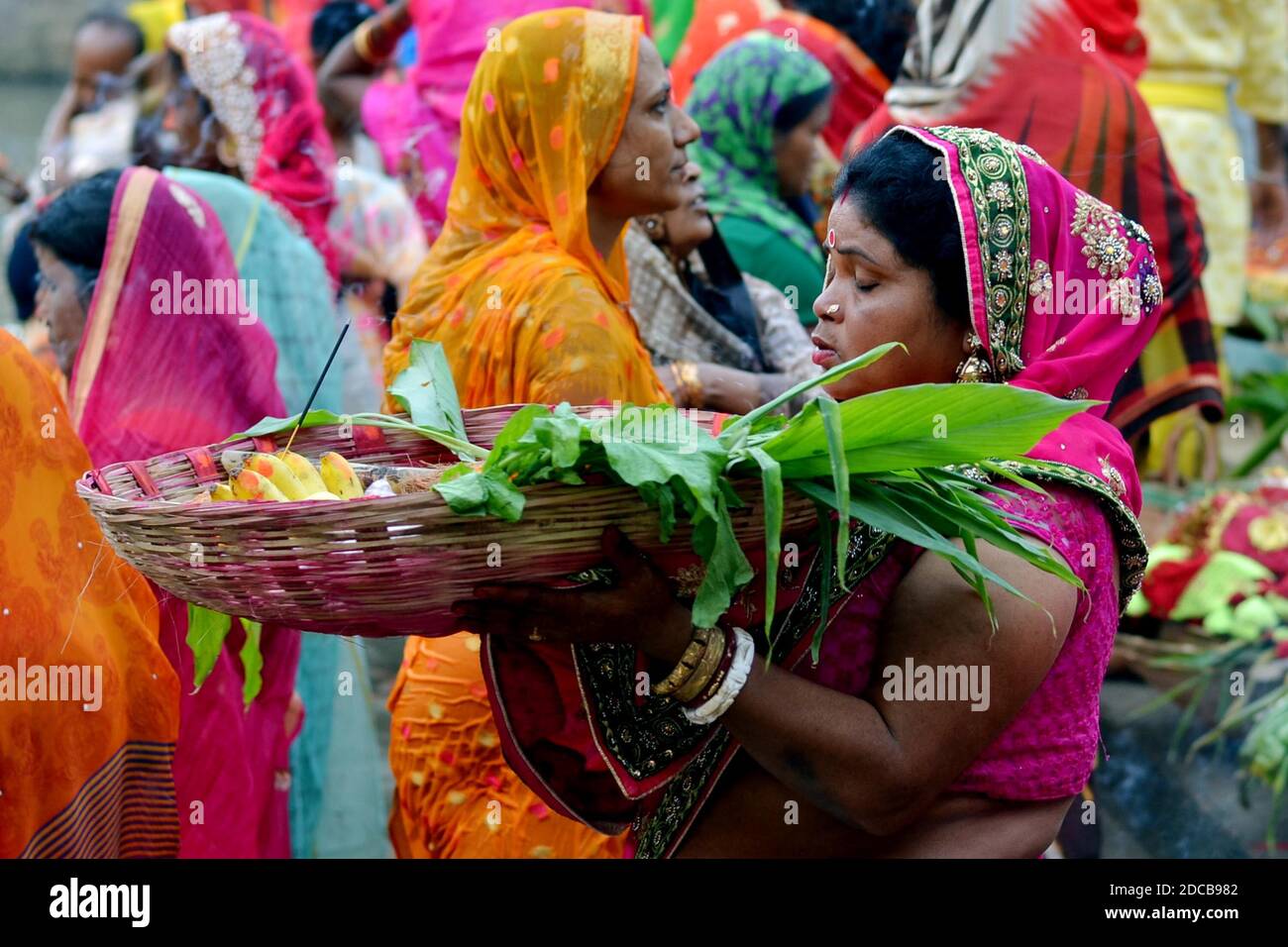 Inde du Nord. 20 novembre 2020. L'occasion propice de Chhath Puja 2020 est célébrée à travers la nation avec la ferveur pleine. Le festival est célébré majestueusement dans le nord de l'Inde. La journée est dédiée à Dieu Soleil (Surya Dev), où les dévotés offrent des prières au seigneur suprême, à son consort Usha et Pratusha (Chathi Maiya) respectivement. Crédit : DIGANTA TALUKDAR/Alamy Live News Banque D'Images