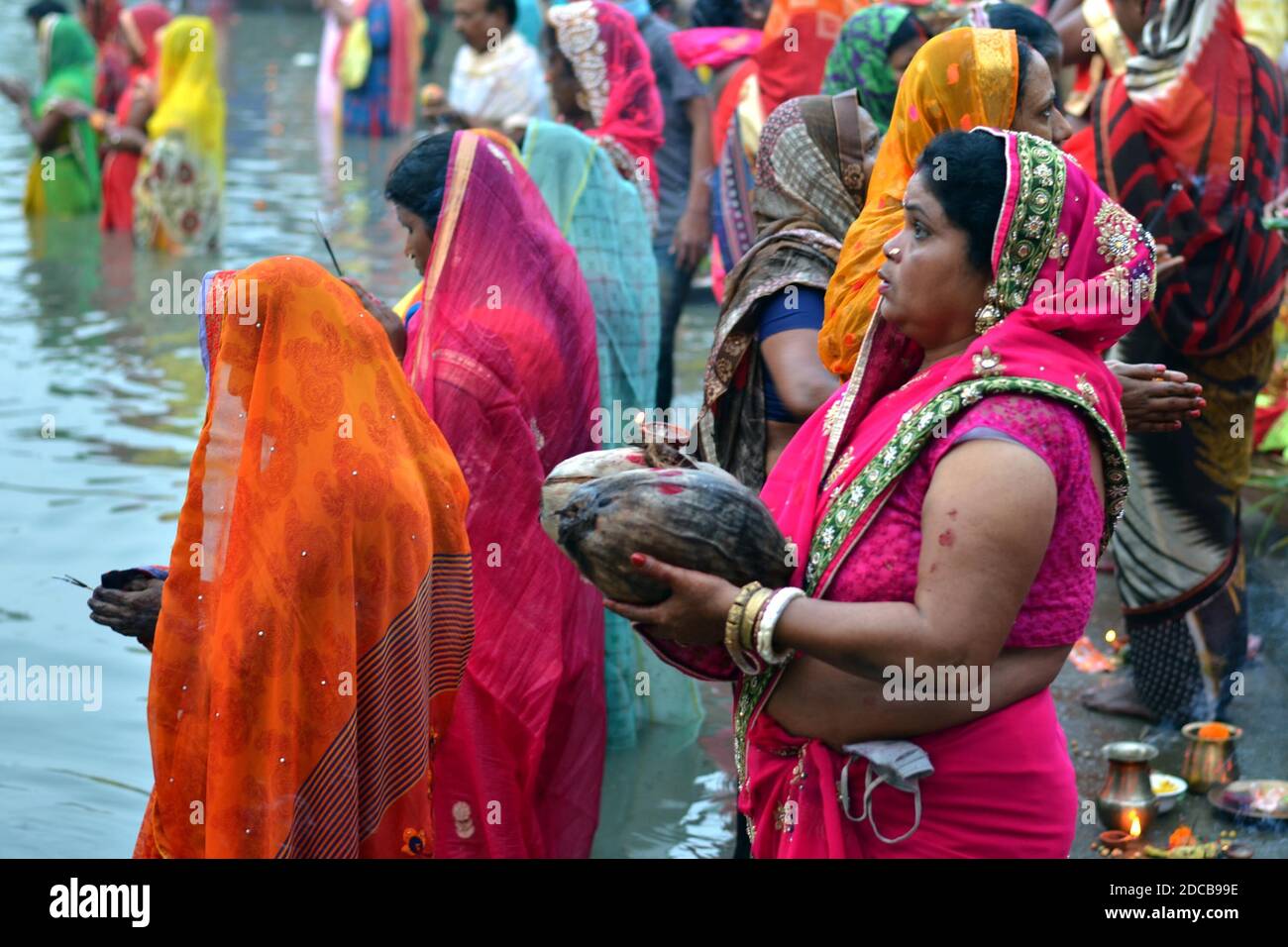 Inde du Nord. 20 novembre 2020. L'occasion propice de Chhath Puja 2020 est célébrée à travers la nation avec la ferveur pleine. Le festival est célébré majestueusement dans le nord de l'Inde. La journée est dédiée à Dieu Soleil (Surya Dev), où les dévotés offrent des prières au seigneur suprême, à son consort Usha et Pratusha (Chathi Maiya) respectivement. Crédit : DIGANTA TALUKDAR/Alamy Live News Banque D'Images