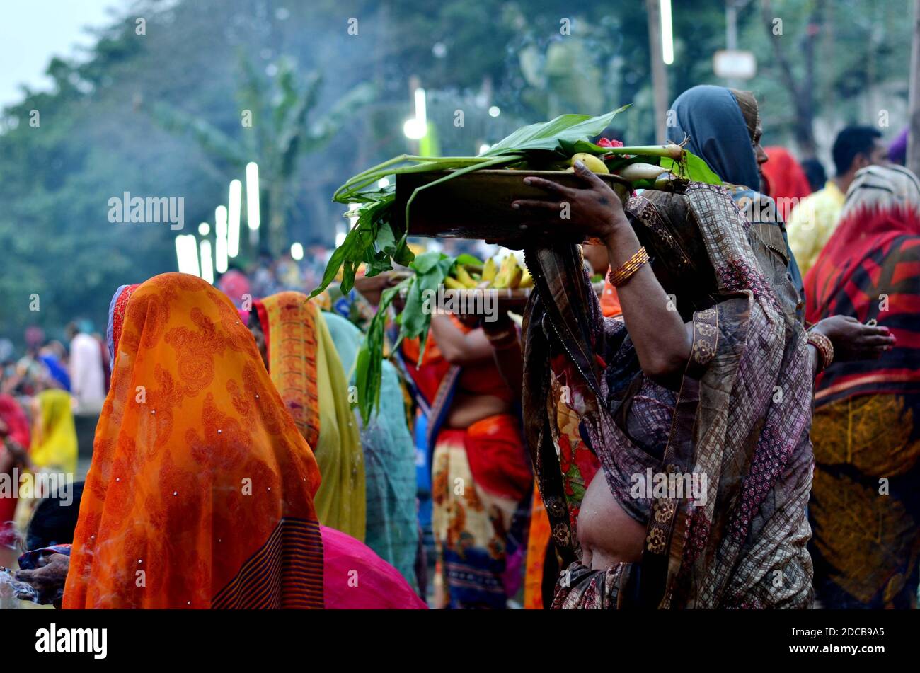 Inde du Nord. 20 novembre 2020. L'occasion propice de Chhath Puja 2020 est célébrée à travers la nation avec la ferveur pleine. Le festival est célébré majestueusement dans le nord de l'Inde. La journée est dédiée à Dieu Soleil (Surya Dev), où les dévotés offrent des prières au seigneur suprême, à son consort Usha et Pratusha (Chathi Maiya) respectivement. Crédit : DIGANTA TALUKDAR/Alamy Live News Banque D'Images