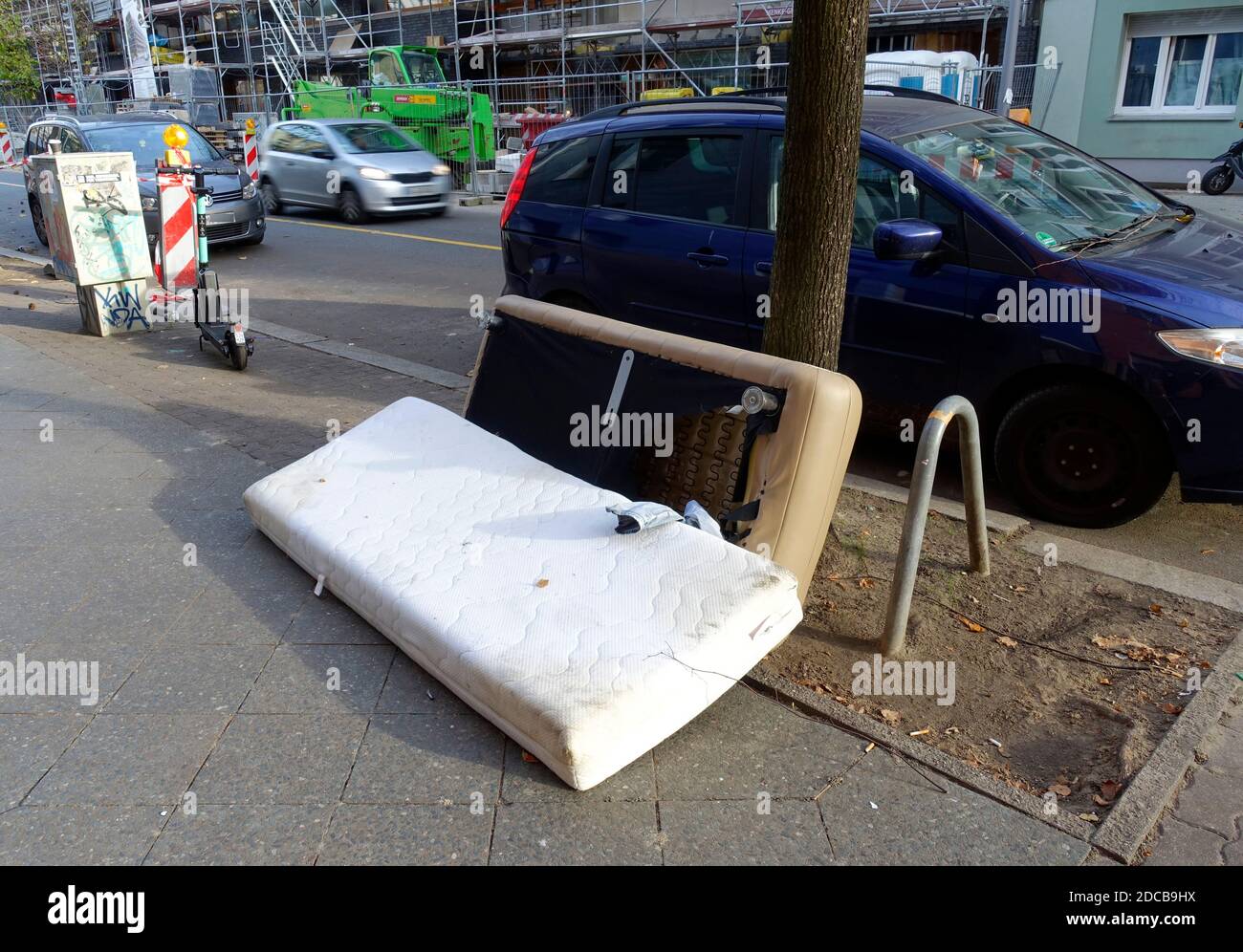 Déchets de rue à Berlin, vieux matelas, Schoeneberg Banque D'Images