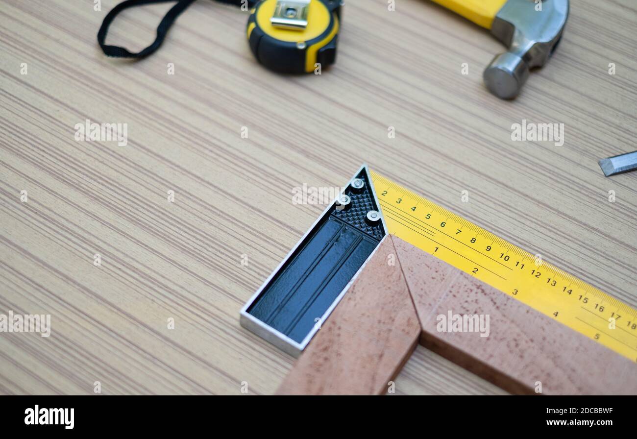 Vue rapprochée du carré d'essai pour vérifier que le les coins en bois sont carrés sur une planche en bois Banque D'Images