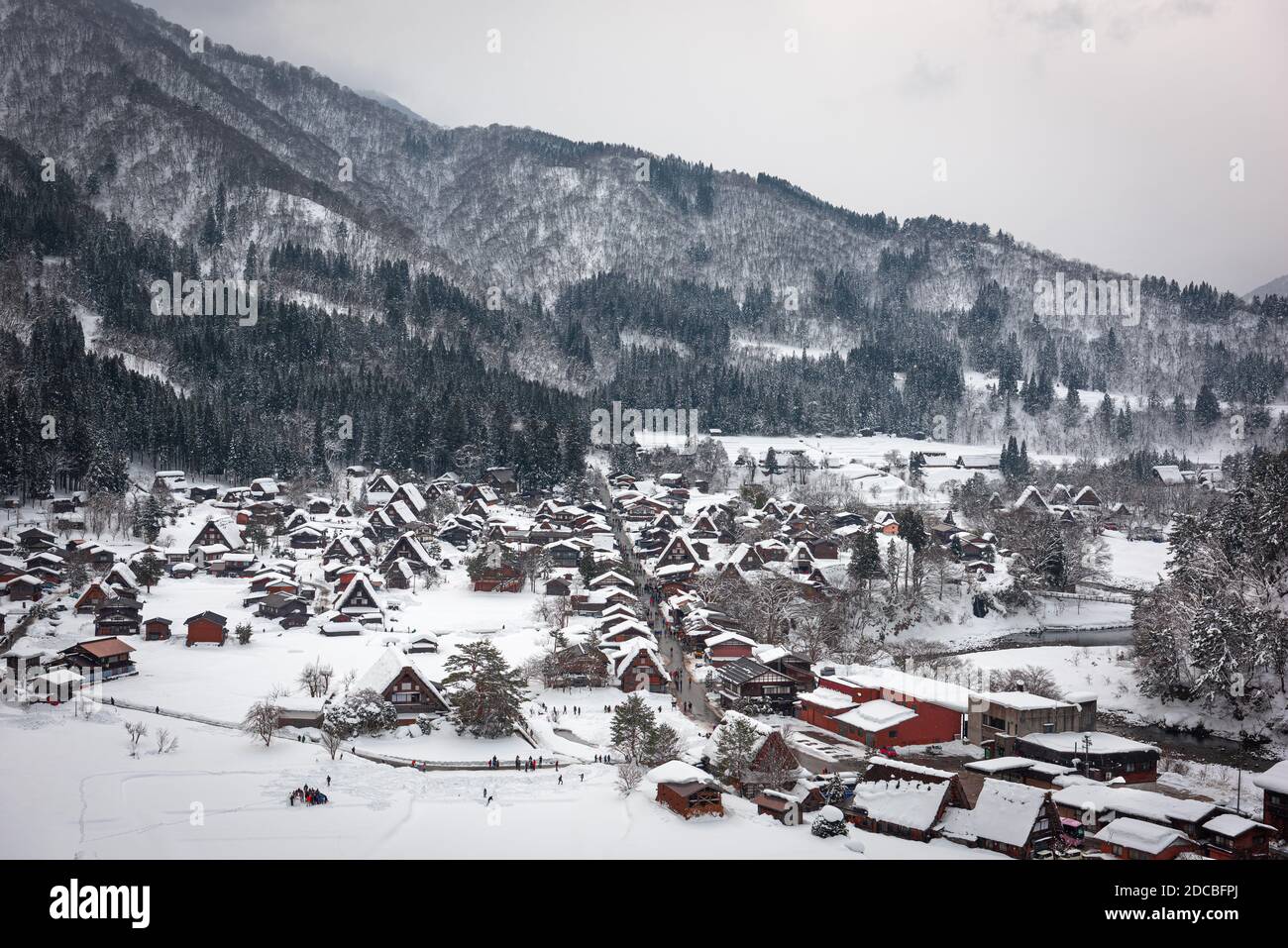 Shirakawago, village historique du Japon en hiver. Banque D'Images