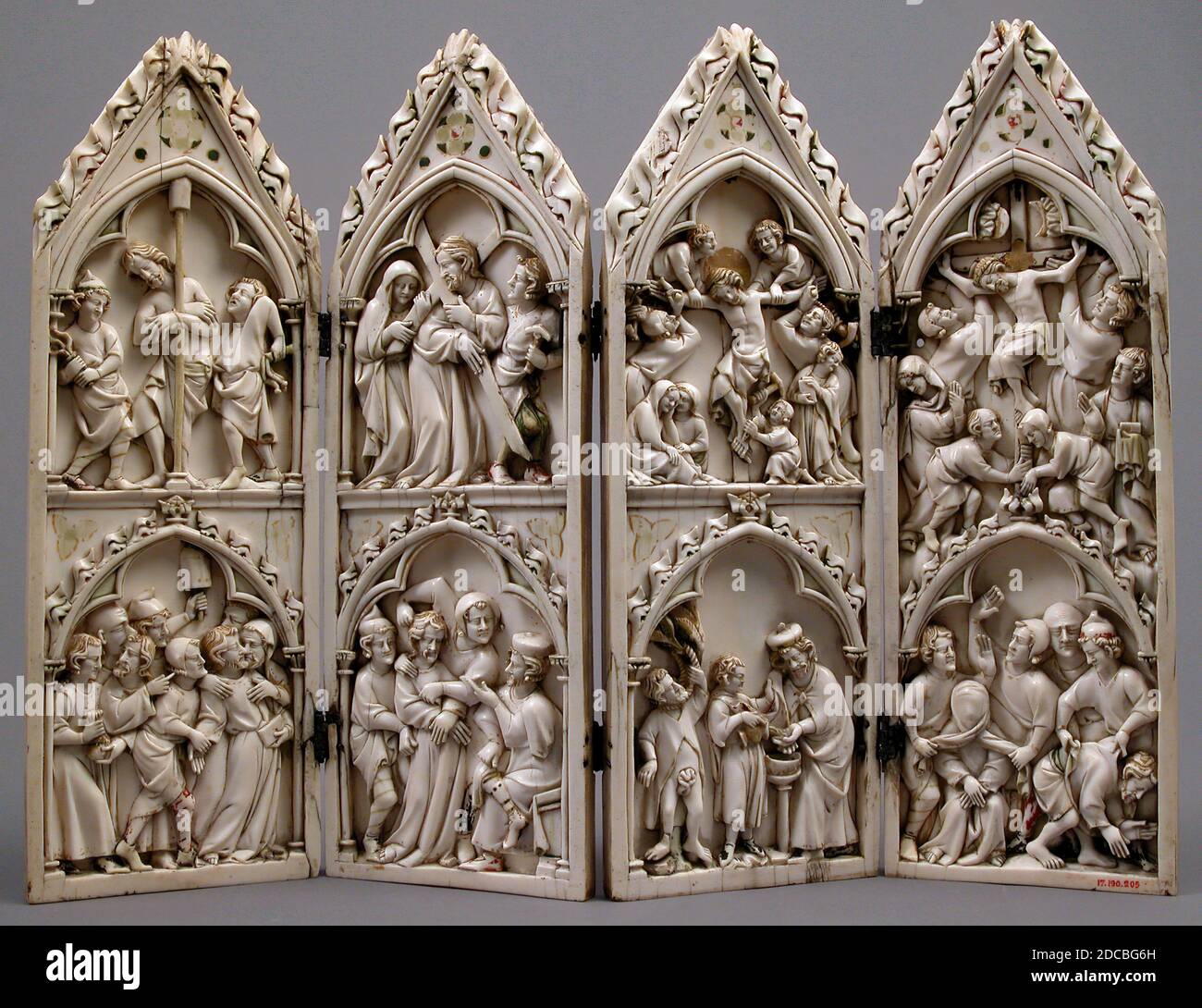Polyptyque avec des scènes de la passion du Christ, français ou allemand, ca. 1350. Avec l'attention de Ponce Pilate, l'élévation de la croix et Jésus ont cloué à la croix. Banque D'Images