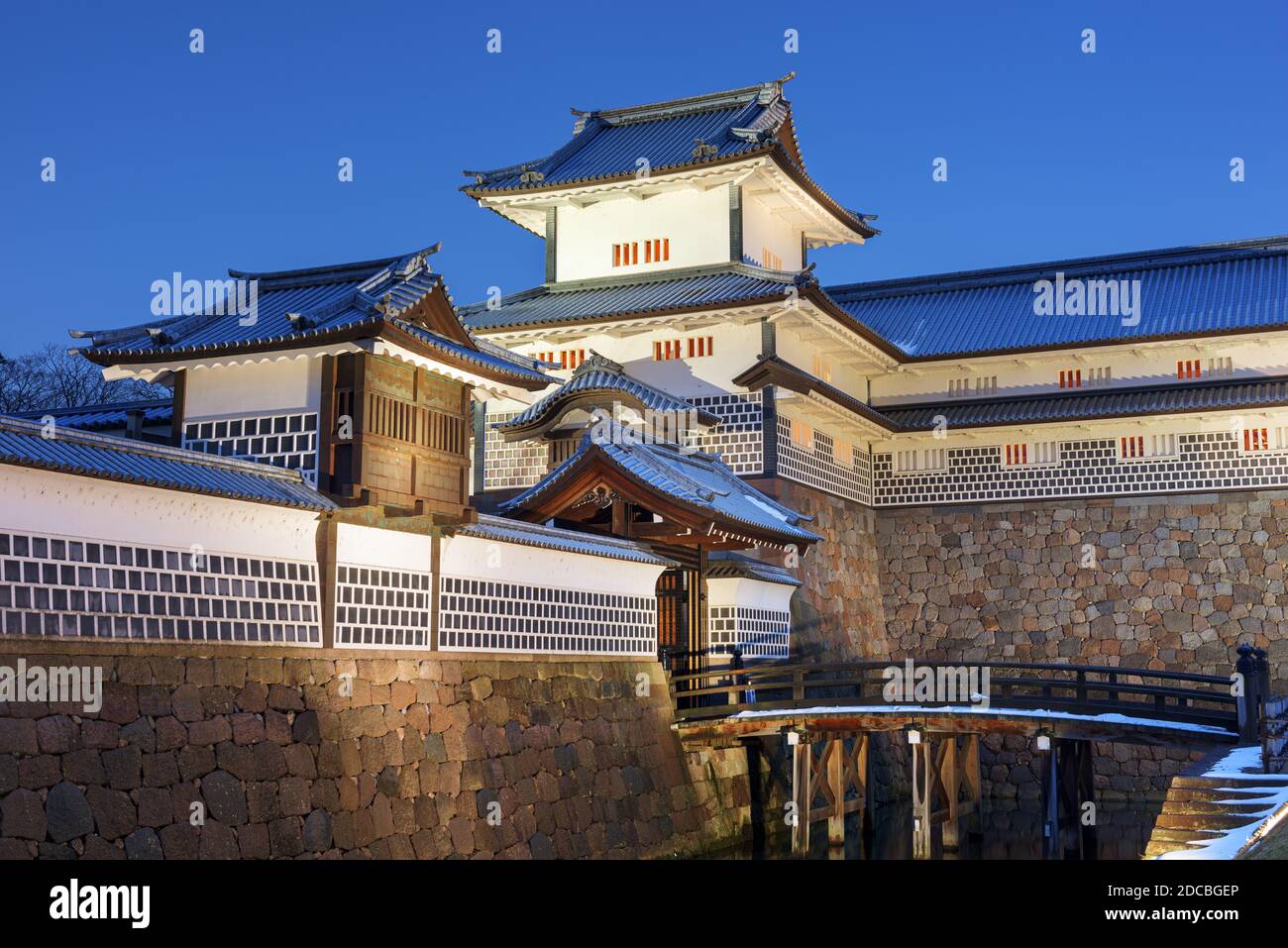 Kanazawa, Japon au château de Kanazawa, à la tombée de la nuit. Banque D'Images