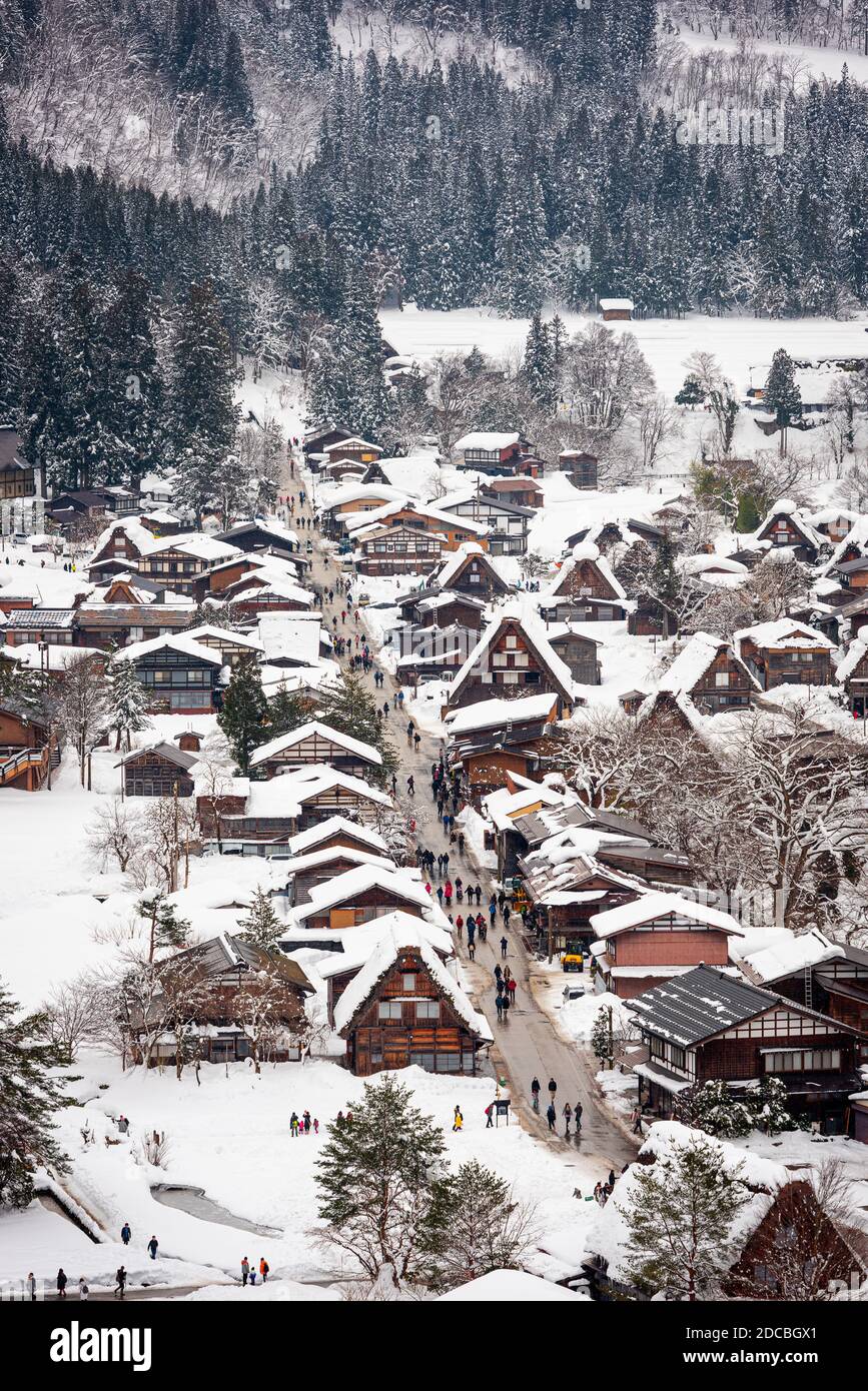 Shirakawago, village historique du Japon en hiver. Banque D'Images